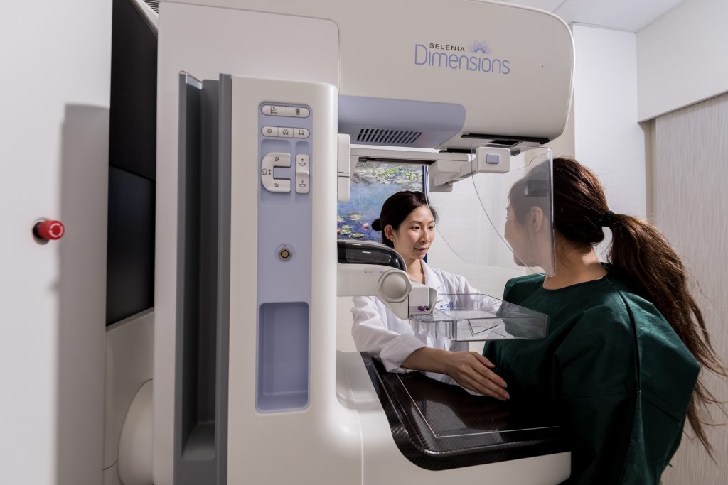 一位病人正在中环全仁医务中心进行3D乳房造影检查
