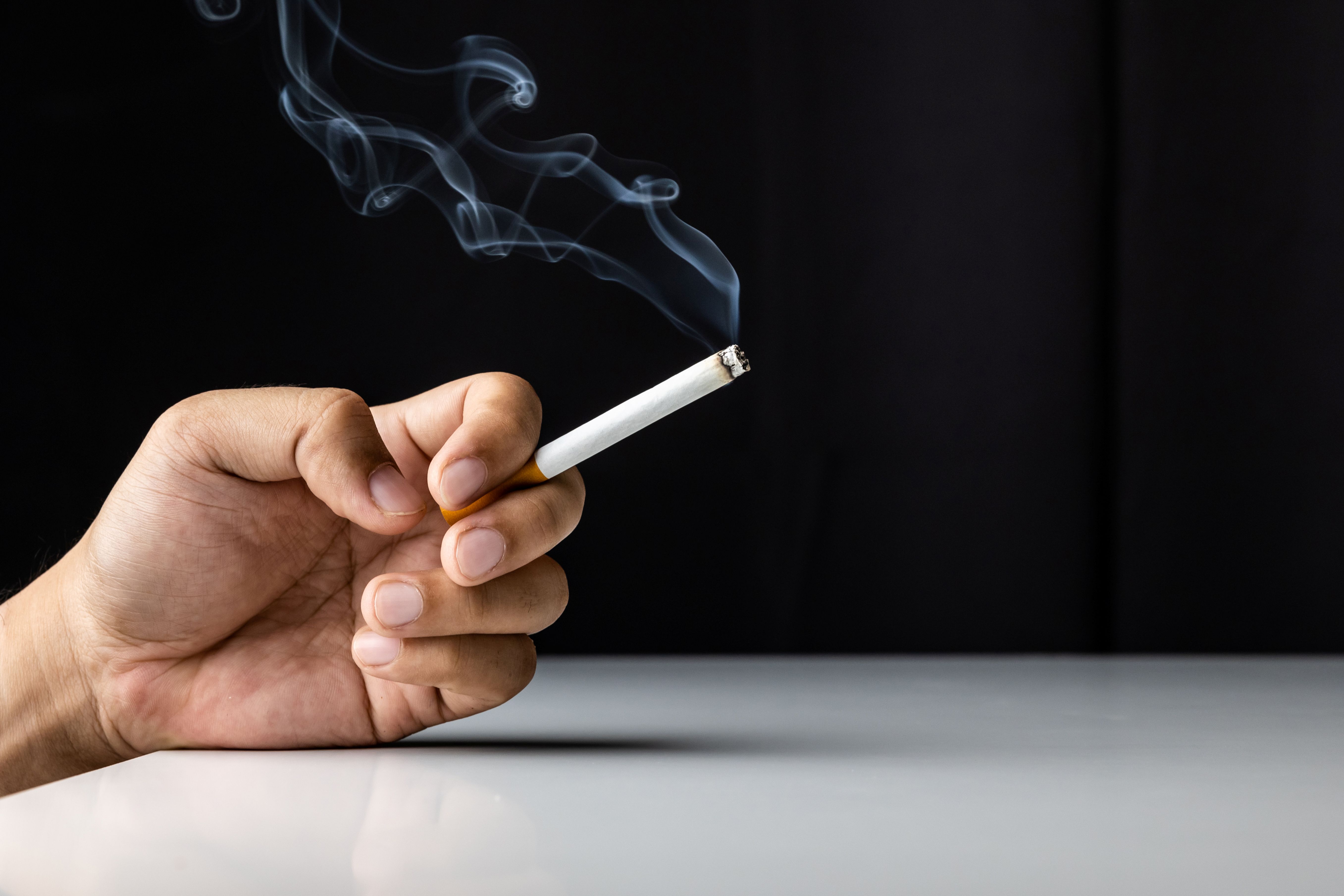 吸煙是最主要的肺癌成因之一，包括肺腺癌。不論是主動吸煙或長期吸入別人吐出的煙（即「二手煙」），都會大大提高患上肺癌的風險。